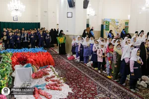 اهدا بسته&zwnj;های متبرک به دانش&zwnj;آموزان حاشیه شهر