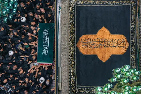 عکس با کیفیت: رهبر شهید در آغوش امام غریب