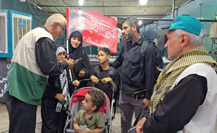 تکریم زائران اربعین با متبرکات رضوی در موکب امام رضا (ع) مرز مهران