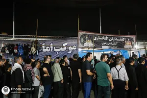 خدمت&zwnj;رسانی خدام حرم مطهر رضوی به زائران اربعین حسینی در کاظمین