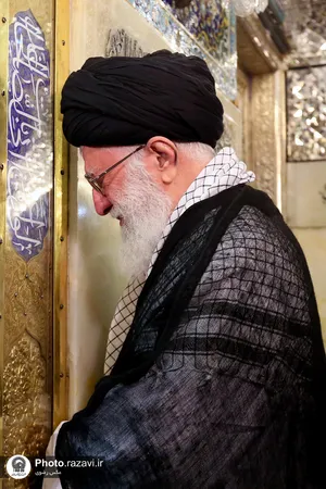 تصاویری از رهبر شهید انقلاب در مراسم غبارروبی حرم مطهر رضوی