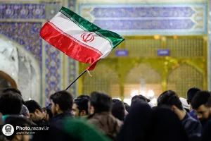 تعویض پرچم گنبد منور رضوی به مناسبت عزای عمومی در کشور