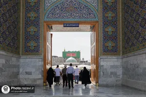 نصب کتیبه&zwnj;های اعیاد دهه ولایت در حرم مطهر رضوی