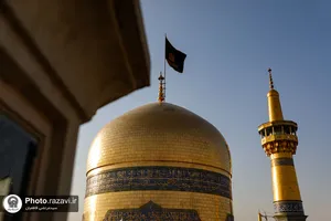 تعویض پرچم گنبد منور رضوی به مناسبت وفات حضرت معصومه(سلام الله علیها)