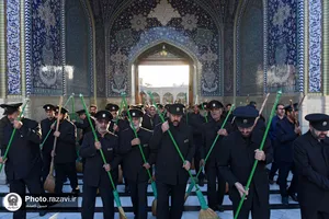 آیین جاروکشی حرم حضرت معصومه(س) توسط خدام حرم مطهر رضوی