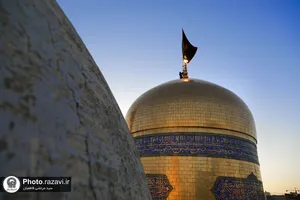 تعویض پرچم گنبد منور رضوی به مناسبت شهادت امام صادق علیه السلام