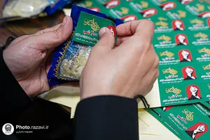 بسته بندی و توزیع تبرکات توسط خادمان رضوی در تجمعات مردمی