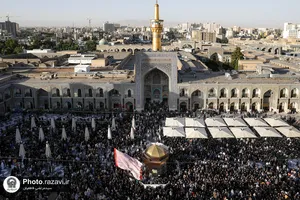 آیین تعویض پرچم گنبد منور رضوی در آستانه ماه محرم