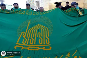 آیین تعویض پرچم گنبد منور رضوی در روز میلاد امام رضا(علیه&zwnj;السلام)