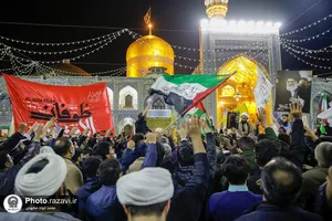 تعویض پرچم گنبد منور رضوی به مناسبت عزای عمومی در کشور