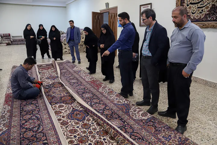 بازدید کارکنان آستان قدس رضوی از شرکت فرش