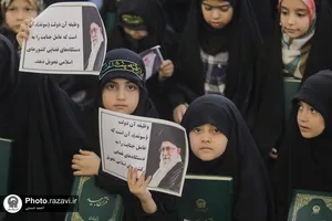 تجمع دانش آموزان دختر حافظ در حمایت از قرآن در حرم مطهر رضوی