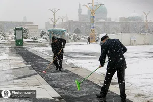 خدمت&zwnj;رسانی به زائران حرم مطهر رضوی در بارش برف