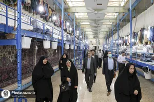 بازدید کارکنان حرم مطهر از شرکت فرش آستان قدس رضوی