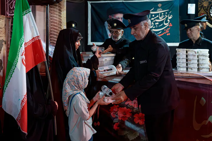 توزیع ۲۰ هزار پرس غذای متبرک به یاد رهبر شهید انقلاب-۱