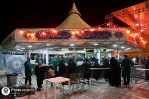 توزیع شله در چایخانه حرم مطهر رضوی