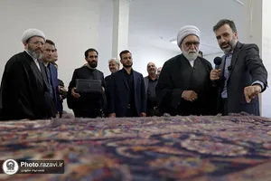 بازدید تولیت آستان قدس رضوی از روند بافت فرش&zwnj;های رواق امیرالمؤمنین علیه&zwnj;السلام
