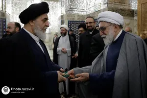 غبارروبی ضریح مطهر امام رضا علیه&zwnj;السلام