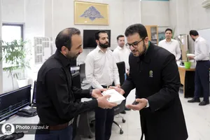 توزیع افطاری بین کارکنان قطار شهری و بهشت رضا علیه السلام