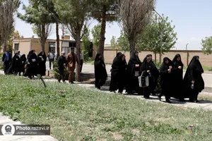 بازدید کارکنان آستان قدس رضوی از کارخانه فرش کنه بیست