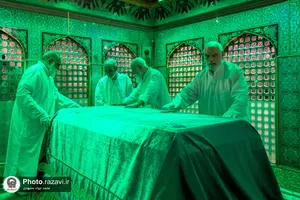 غبارروبی ضریح مطهر رضوی در آستانه دهه &laquo;ولایت و امامت&raquo;