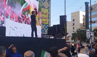 خدمت‌رسانی و اجرای سرودهای حماسی، جلوه‌های ارادت دانش‌آموزان دبیرستان امام رضا(ع) به امام شهید(ع)