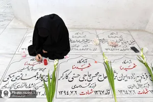 غبارروبی مزار شهدای مدفون در حرم مطهر رضوی
