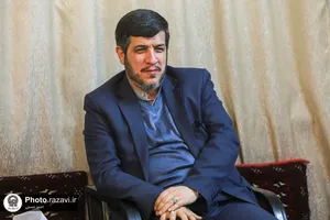 اهداء مصحف مشهد رضوی به آیت الله مرتضوی