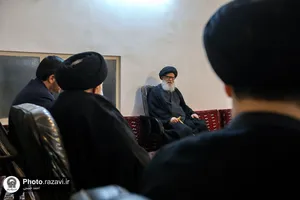 اهداء مصحف مشهد رضوی به آیت الله مرتضوی