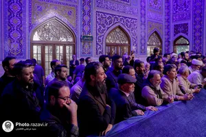 تشرف هنرمندان نهضت مردمی پوستر انقلاب به حرم مطهر رضوی
