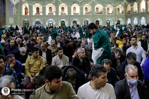 بسته&zwnj;بندی و توزیع افطاری سبک در حرم مطهر رضوی