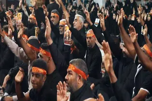 «تراکمِ اشک و عزاداری در قلب حرم رضوی؛ شب تاسوعا حسینی در پناه امام رضا (ع)»