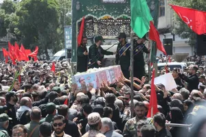 حماسه پرشور همدانی&zwnj;ها در بدرقه پیکر سپهبد شهید &laquo;شادمانی&raquo; + تصاویر