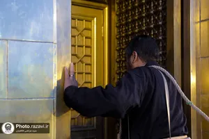 تعویض پرچم گنبد منور رضوی به مناسبت شهادت امام صادق علیه السلام