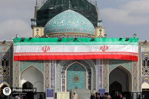 نصب پرچم جمهوری اسلامی ایران در حرم مطهر رضوی