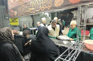 اطعام ۲۵۰۰ زائر در دهمین شب برپایی موکب امام رضا (ع) ساوه