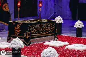 حضور مردم عزادار بر مزار مطهر رهبر شهید انقلاب اسلامی-2