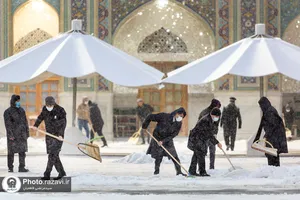 آماده&zwnj;باش خادمان حرم مطهر رضوی همزمان با برودت هوا در مشهد