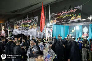خدمت&zwnj;رسانی خدام حرم مطهر رضوی به زائران اربعین حسینی در کاظمین