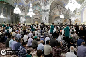 توزیع بسته&zwnj;های متبرک بین نمازگزاران در دهه کرامت
