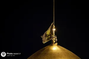 تعویض پرچم گنبد منور رضوی به مناسبت عزای عمومی در کشور