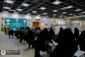 اهدای نشان طلای علمی رضا شریفیان به موزه آستان قدس رضوی