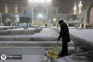 آماده&zwnj;باش خادمان حرم مطهر رضوی همزمان با برودت هوا در مشهد