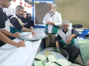 پذیرایی از یک&zwnj;هزار زائر حسینی در موکب امام رضا (ع) لرستان + تصاویر