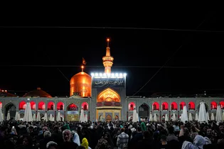 حرم مطهر رضوی در شب شهادت امام رضا علیه‌السلام