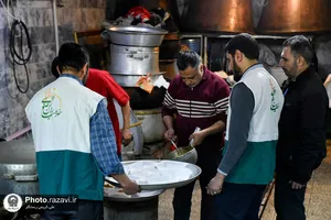 توزیع غذا میان نیازمندان اطراف حرم مطهر رضوی