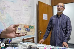 اهدا مجموعه تمبر و سکه به موزه آستان قدس رضوی