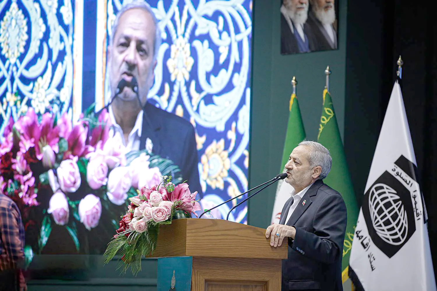 مظاهر اقامه نماز در زندگی اجتماعی باید بیش از گذشته تقویت شود