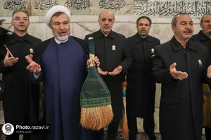 آیین جاروکشی خدام حرم مطهر رضوی