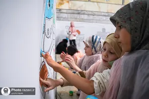 رنگ آمیزی دیوارنگاره توسط کودکان جهان اسلام یادبود شهدای مدرسه میناب